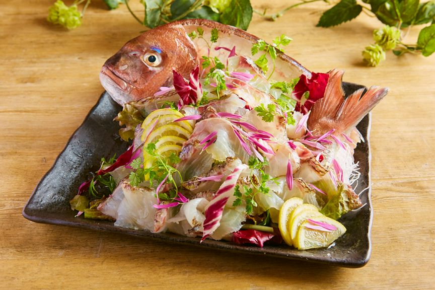 <旬>まな板の上の刺身盛り合わせ