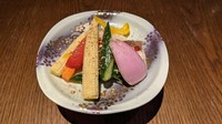シンプルな浅漬けにハーブと山椒の香りを＋。ごはんではなくお酒にあう漬物です。
