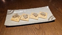 裏ごししたカニ味噌のバターを練り込みクラッカーと一緒に。