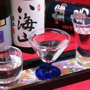 【お酒と炎の小料理家 ROKUMON】との店名通り、日本酒の品ぞろえは特に充実しています。宮崎県の地酒に加えて全国各地の銘酒がそろい、飲み比べを楽しめるのも魅力。訪れるたび、新しい発見がありそうです。