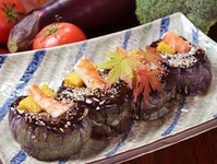 宮崎県の伝統野菜「佐土原なす」は、加熱すると甘さが際立ち、とろりとした食感が楽しめます。【ROKUMON】では油通しした後、甘辛い味噌を合わせて田楽に。ジューシーな旨みが広がり、お酒もご飯も進みます。