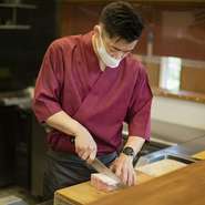ひと月に何度も足を運ぶ常連客が少なくないというこちらのお店。斉藤さんはゲストの好みを把握して、おすすめのメニューを提案することもあるそう。さりげない気遣い、あたたかなもてなしが支持を集める理由です。
