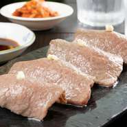厳選素材で握る肉寿司。炙ったときの赤身と脂が丁度良いバランスになるよう、赤身肉でも特にサシの入ったものをセレクト。刺身醤油もまた、お肉の味わいを引き立ててくれます。