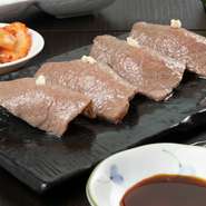 厳選素材で握る肉寿司。炙ったときの赤身と脂が丁度良いバランスになるよう、赤身肉でも特にサシの入ったものをセレクト。刺身醤油もまた、お肉の味わいを引き立ててくれます。