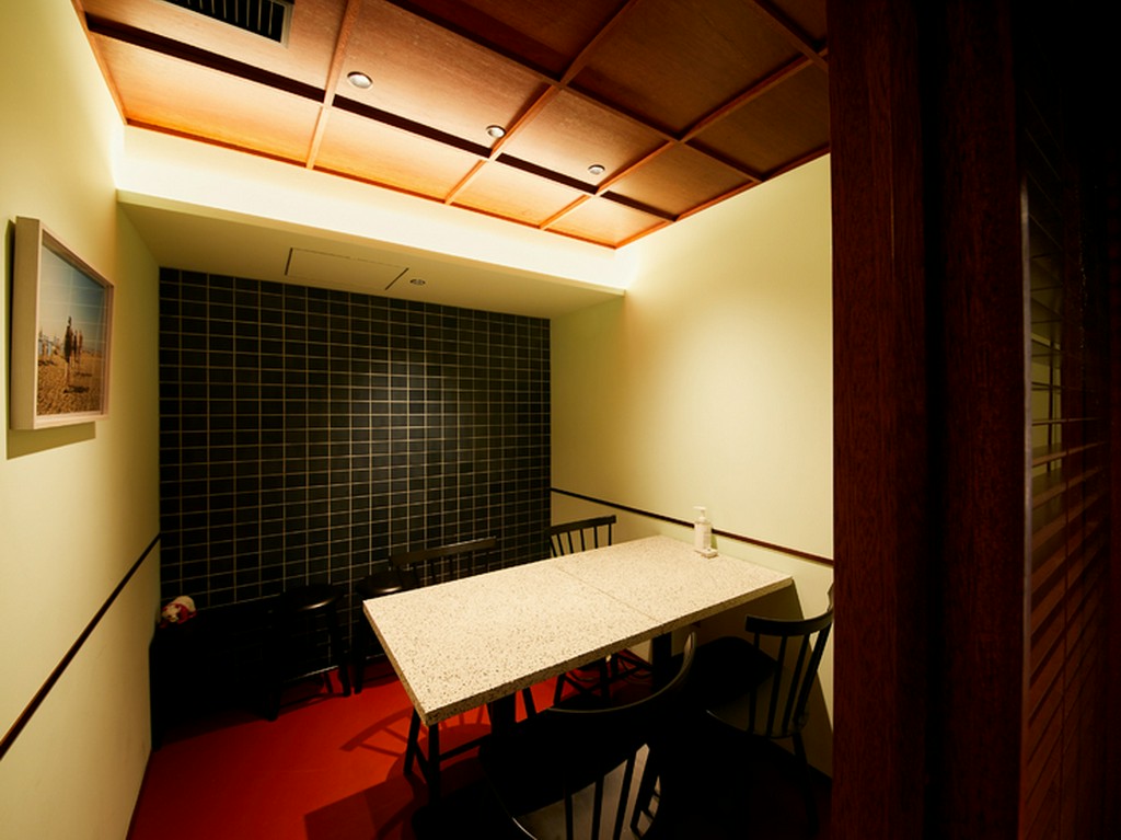 親しい人と旅をしているかのような、ムードあふれる個室