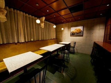 スコッチウイスキーを片手に語り合う、大人の二人のための店