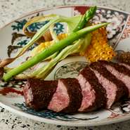 オーストラリア産の高品質牛肉「ダブルブラック」の希少部位トモサンカクが使われた贅沢なステーキ。しっとりとした赤身肉に、わさび昆布を付けるのがオススメです。自家製ステーキソースまたはトリュフ塩で。