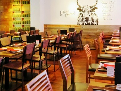 バリエーション豊富な料理を囲んで盛り上がる歓送迎会