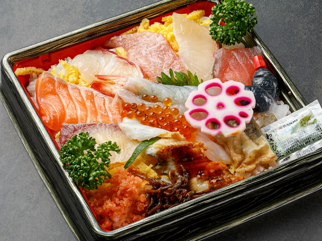 見た目にも豪華で華やか、ボリューム満点『特上海鮮ちらし』