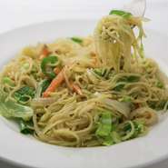 ネパール風焼きそばチャウメン。焼きそばといっても焼きそばソースで味付けするのではなく、塩・コショウで味付けをしてから仕上げに味の薄い醤油風の調味料（醤油じゃありません）で色づけします。