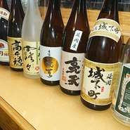 宮崎、鹿児島産を中心に約20種の焼酎を揃えています。そのほか、日本酒や延岡地ビールなど100種以上のアルコールメニューを用意しています。
