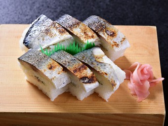 肉厚のひむか本サバを半身使った『焼きサバ寿司』