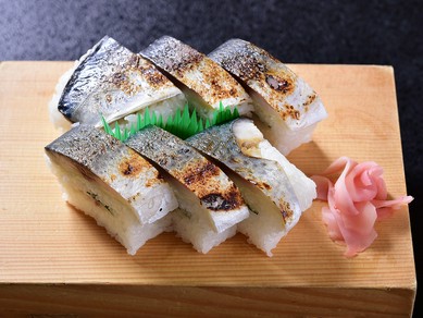 肉厚のひむか本サバを半身使った『焼きサバ寿司』