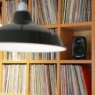 北欧調のお洒落な店内には、DJでもある店主がコレクションした1000枚を超えるレコードを収蔵。音響システムにもこだわったくつろぎの空間で、食事やドリンクが楽しめます。