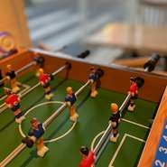サッカーゲームやルーレット、ミニカーなどの子どもが遊べるゲームが用意されており、ファミリーがゆっくりくつろげる店内です。