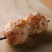 鹿児島県産の黒さつま鶏と福島県産の伊達鶏、2種類を独自に配合した合挽きで。それぞれの魅力を存分に感じることができます。塩でシンプルにいただいて。