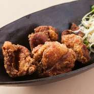 北海道で好まれる醤油漬けの鶏唐揚げ・ザンギ。
当店では燻製醤油に漬け込みより深みのある濃厚な味に仕上げています。
ビールにはこれですね！