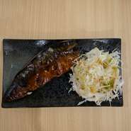 塩さばを自店で燻製し焼さばとして提供しています。
しっかりと燻して焼いており、香りと口内で広がる燻製感が絶品です。
お酒にもごはんにも合いますよ！