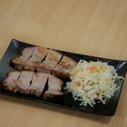 当店の名物・自家製ベーコン焼き。
丁寧に燻製・塩抜きを行い仕込んだ逸品を厚切りで提供。市販品とは違う抜群の香りと味わいです！