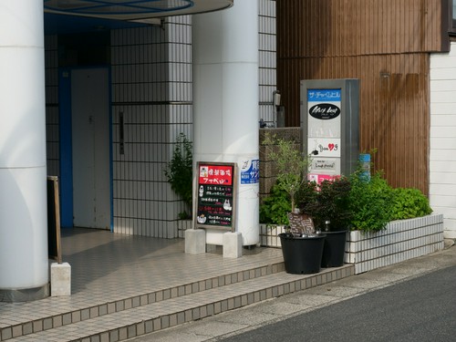 赤い立て看板が目印です