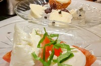 岡山県吉備高原で家族で手作りのチーズ♫モッツァレラ、リコッタチーズ、カチョカバロ、カマンベール等2皿でお出しします★お一人様用1000円