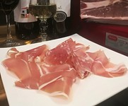 秋田県湯沢市稲庭の里の生ハムとイタリア産生ハム、ナポリ産生ハムとスペイン産イベリコ豚のサラミ★小1000円