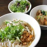 辛さ0./1.小辛/2.中辛/3.大辛
追加のトッピング各+120円
小松菜/ルッコラ/生わかめ/白菜/きくらげ/レタス/鶏団子1個/　パクチー香菜 大盛/今日の無農薬栽培葉物
★動物由来の食材不使用の薬膳スープに変更+120円

