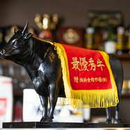 2020年9月「第44回九州管内系統和牛枝肉共励会」において、グランドチャンピオンに輝いた「うしの中山」直営焼肉店。味と肉質にこだわり、丹精込めて育てられた肉牛。厳選されたこだわりの肉質が魅力です。