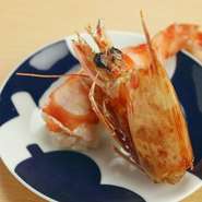 カウンター限定寿司コースや赤酢を使った握り寿司はデートにもぴったり。