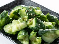 瑞々しさが特徴のきゅうりを、特製のチョレギだれで調理した美味しい一品です。きゅうりは外側はパリッと、中はシャキシャキとした食感でチョレギとの相性が抜群です。さっぱりとしたおつまみとして人気があります。