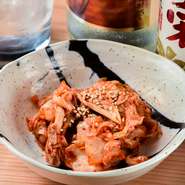 本格韓国キムチはキャベツや大根などの野菜を発酵させた辛味のある逸品です。キムチは辛さ、酸味、塩味が絶妙に組み合わさった風味が特徴で、美味しさと独特の香りが楽しめます。
