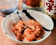 本格韓国キムチはキャベツや大根などの野菜を発酵させた辛味のある逸品です。キムチは辛さ、酸味、塩味が絶妙に組み合わさった風味が特徴で、美味しさと独特の香りが楽しめます。