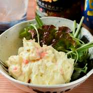 特製のサラダソースで和えた美味しい一品です。ジャガイモはほくほくとした食感が楽しめ、サラダソースはクリーミーで口の中で美味しさが広がります。