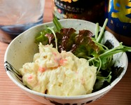 特製のサラダソースで和えた美味しい一品です。ジャガイモはほくほくとした食感が楽しめ、サラダソースはクリーミーで口の中で美味しさが広がります。
