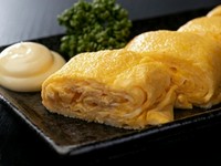 新鮮な卵をふわふわに巻いて、だしの風味が効いた一品で玉子はじっくりと巻かれ外側はしっかりと焼かれ、中はしっとりとしています。だしは出汁の風味と塩味が絶妙に組み合わさり一口食べるたびに食欲をそそります。