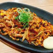 韓国の本格キムチと豚ばら肉が絶妙に組み合わさった、風味豊かな一品です。豚ばら肉の旨味とキムチのピリ辛さが、卵とじのなめらかな食感とともに、口の中で絶妙なハーモニーを奏でます。