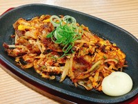 韓国の本格キムチと豚ばら肉が絶妙に組み合わさった、風味豊かな一品です。豚ばら肉の旨味とキムチのピリ辛さが、卵とじのなめらかな食感とともに、口の中で絶妙なハーモニーを奏でます。