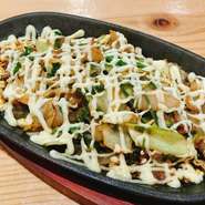 独自の味わいが魅力の一品です。新鮮なねぎと豚ばら肉が、特製のオリジナル醤油で絶妙に炒められ、まろやかな風味と食べごたえを楽しませてくれます。マヨネーズのクリーミーさが全体の味わいを引き立てます。