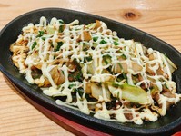 独自の味わいが魅力の一品です。新鮮なねぎと豚ばら肉が、特製のオリジナル醤油で絶妙に炒められ、まろやかな風味と食べごたえを楽しませてくれます。マヨネーズのクリーミーさが全体の味わいを引き立てます。