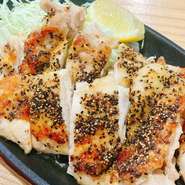 鶏ももの黒胡椒焼きは、ジューシーで柔らかい鶏もも肉に香ばしい黒胡椒がたっぷり効いた絶品料理です。鶏もも肉は焼かれることで香ばしさが引き立ち、黒胡椒の風味が肉と調和します。