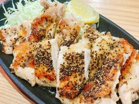 鶏ももの黒胡椒焼きは、ジューシーで柔らかい鶏もも肉に香ばしい黒胡椒がたっぷり効いた絶品料理です。鶏もも肉は焼かれることで香ばしさが引き立ち、黒胡椒の風味が肉と調和します。
