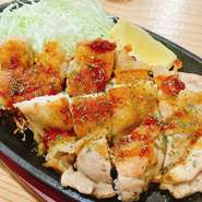 甘辛い照り焼きソースで絡めた、ジューシーで香ばしい鶏もも肉の料理で、鶏肉は焼かれることで表面がカリッと焼け、中はしっとりとしています。照り焼きソースは甘みと醤油のコクが絶妙に調和し、食欲をそそります。
