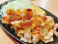 甘辛い照り焼きソースで絡めた、ジューシーで香ばしい鶏もも肉の料理で、鶏肉は焼かれることで表面がカリッと焼け、中はしっとりとしています。照り焼きソースは甘みと醤油のコクが絶妙に調和し、食欲をそそります。