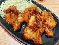 手羽を香ばしい黒胡椒で味付けし、ジューシーでスパイシーな逸品。風味豊かな胡椒と鶏肉の絶妙な組み合わせで食欲をそそります。おつまみやご飯のおかずとしても最適で、ビールやワインにもよく合います。