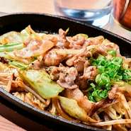 国産ホルモン鉄板焼きは、日本産の新鮮で高品質なホルモンを贅沢に使用した極上の焼肉体験を提供します。新鮮なホルモンは柔らかくジューシーで、鉄板で焼かれると香り高く、旨味豊かな味わいが広がります。