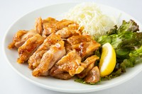 鶏ももを一枚使い甘みのある照り焼きダレを絡めた逸品