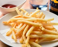 揚げて調理されたシンプルで美味しい一品です。ジャガイモは外側がカリッと揚がり、中は柔らかく、その絶妙な食感が楽しめます。塩や調味料を加えて調理され、シンプルながら食欲をそそります。