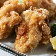外はカリッと揚げられ、中はしっとりとした肉質が絶妙なバランス。ジューシーさが広がり、旨味が口いっぱいに広がります。香り豊かなスパイスやハーブが香り、風味を引き立て、飽きのこない味わいを提供します。