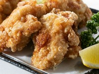 外はカリッと揚げられ、中はしっとりとした肉質が絶妙なバランス。ジューシーさが広がり、旨味が口いっぱいに広がります。香り豊かなスパイスやハーブが香り、風味を引き立て、飽きのこない味わいを提供します。