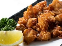 風味豊かな唐揚げの一品です。軟骨は外側がカリッと揚がり中は歯ごたえのあるコリコリとした食感が楽しめます。唐揚げの香ばしさと軟骨の食感が魅力で、おつまみとして最適です。